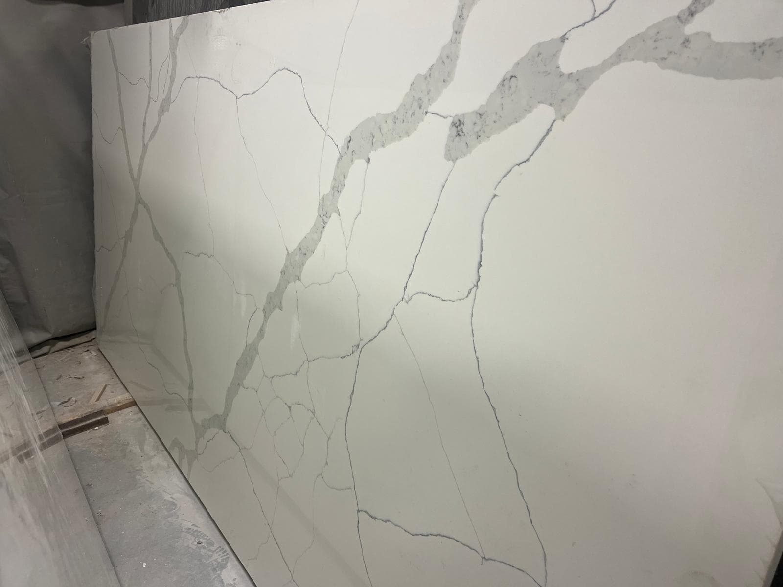 Dalle en stock à l'atelier