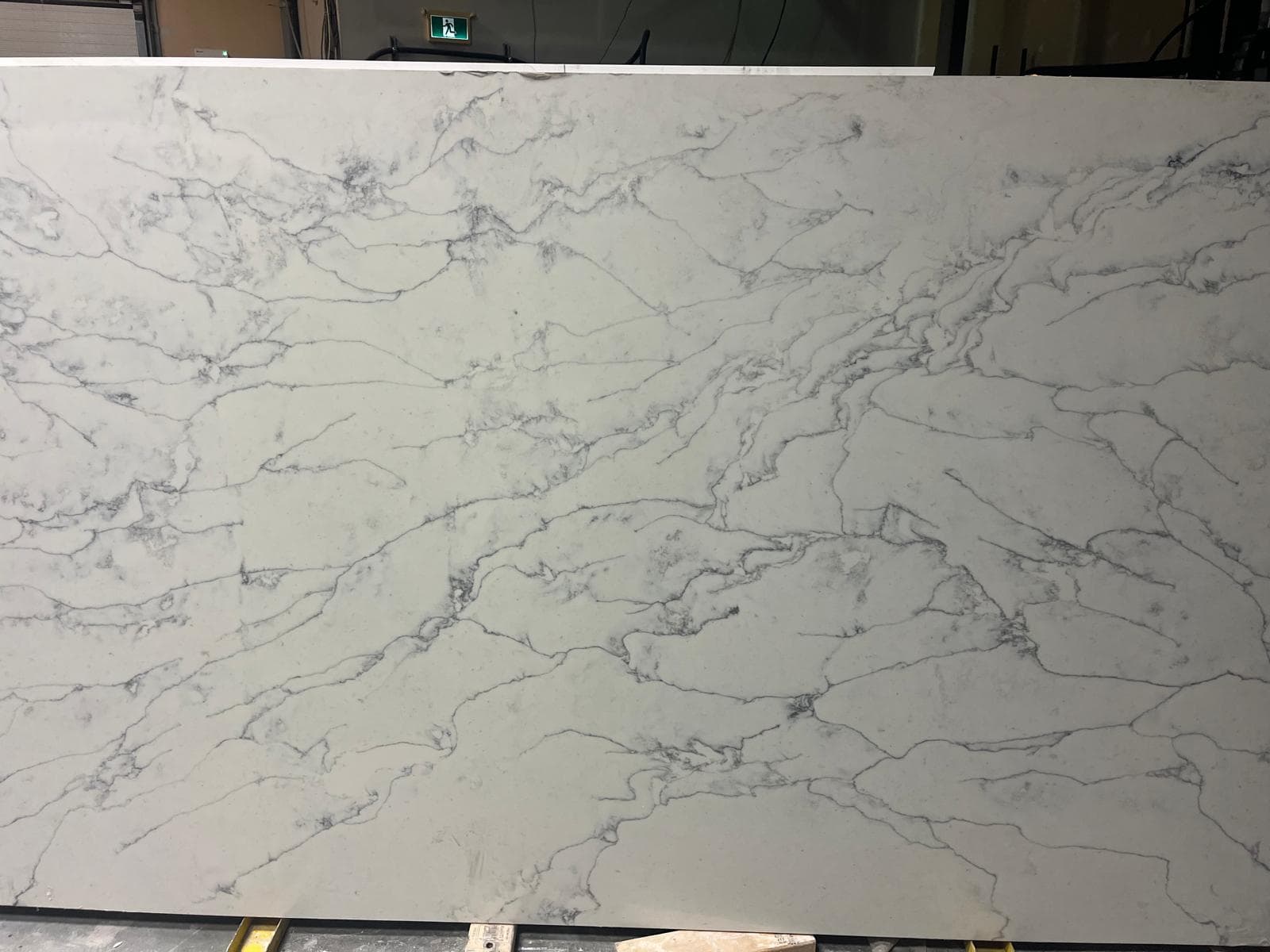 Dalle en stock à l'atelier
